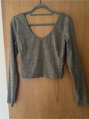 Women’s Long Sleeve Cropped V-Neck Heathered Taupe Gray Top